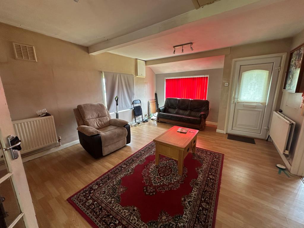 Lot: 46 - DETACHED BUNGALOW WITH POTENTIAL - Living room